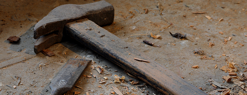 old,carpenter,s,tools,hammer,and,chisel,on,the,workbench
